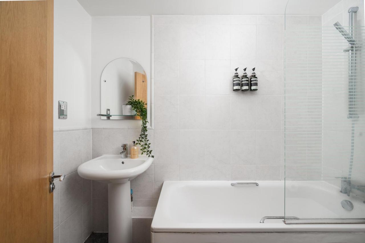Riverside Balcony Apartments, 10 Minutes From Oxford Circus London Exterior photo
