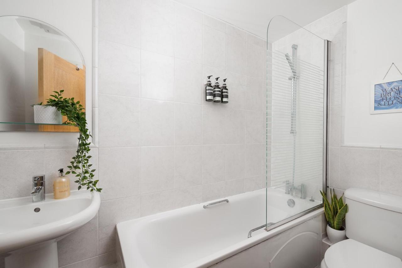 Riverside Balcony Apartments, 10 Minutes From Oxford Circus London Exterior photo