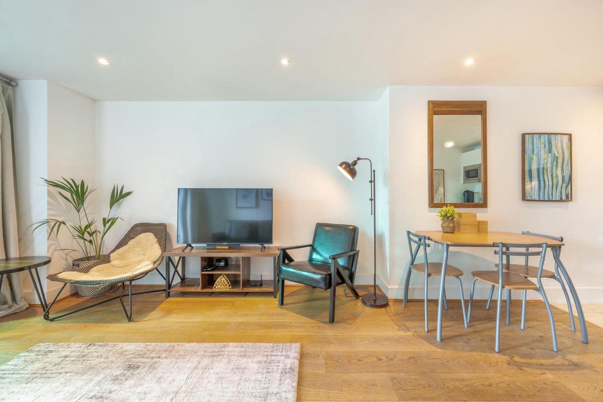 Riverside Balcony Apartments, 10 Minutes From Oxford Circus London Exterior photo