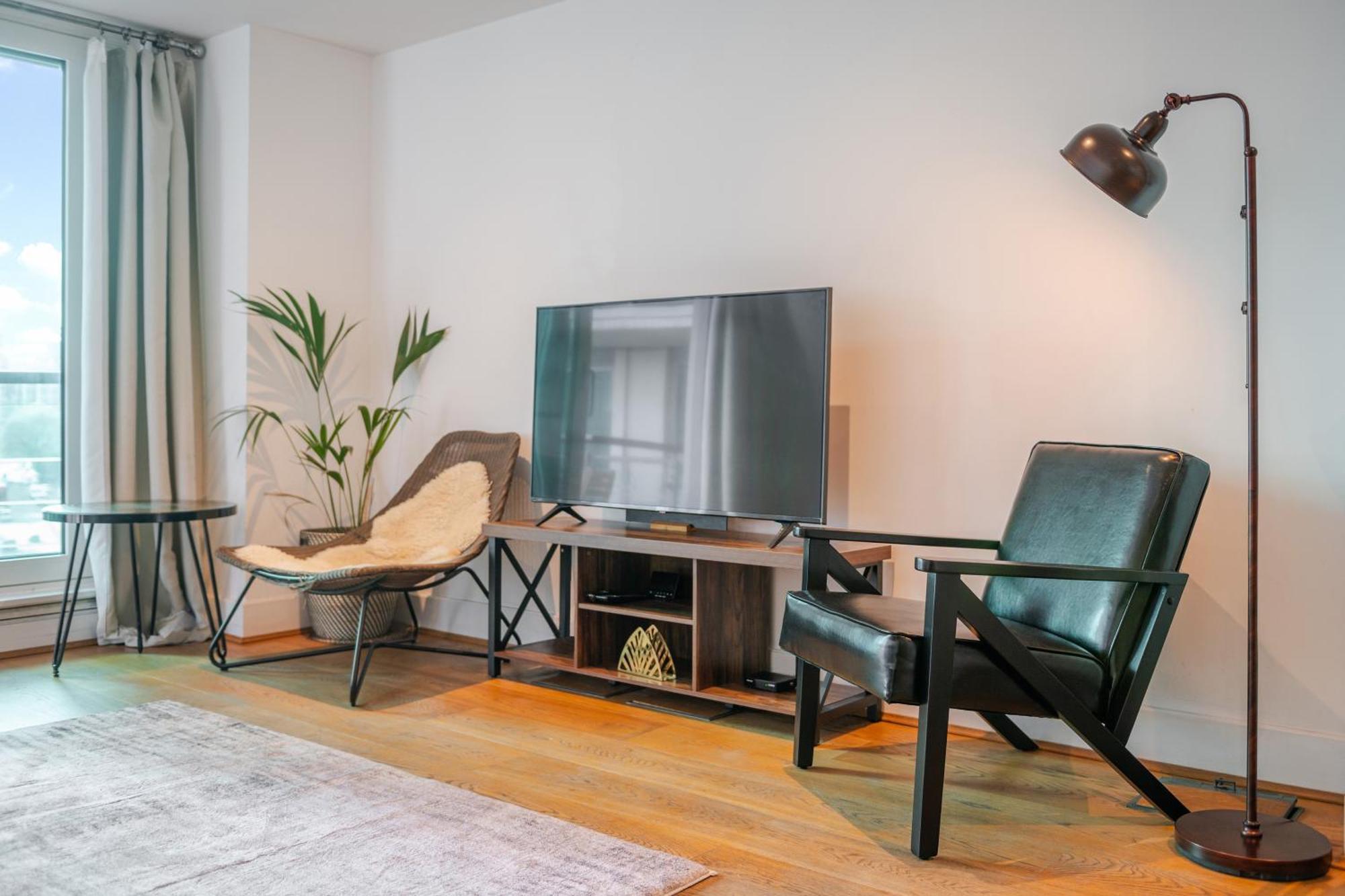 Riverside Balcony Apartments, 10 Minutes From Oxford Circus London Exterior photo